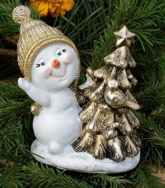 Статуэтка снеговичок маленький у елочки с птичкой 11 см. арт. нф-181